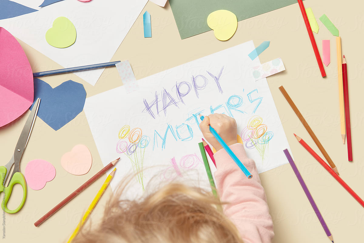 Kid drawing greeting card for mother\'s day