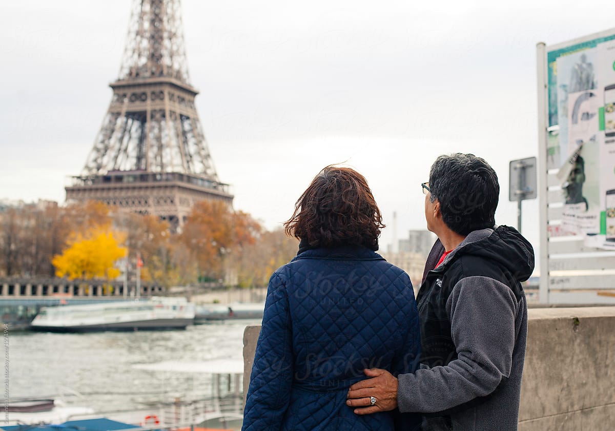 couple looking at the eiffel tower