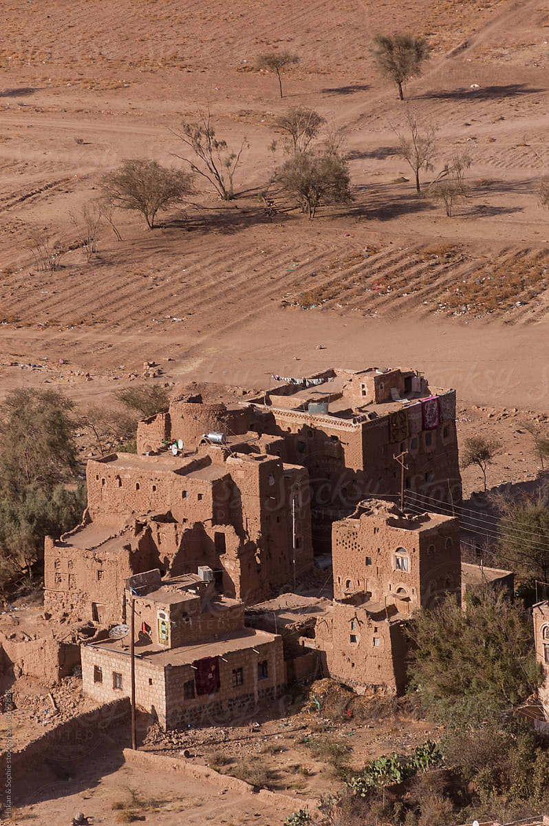 adobe houses in the Yemeni desert