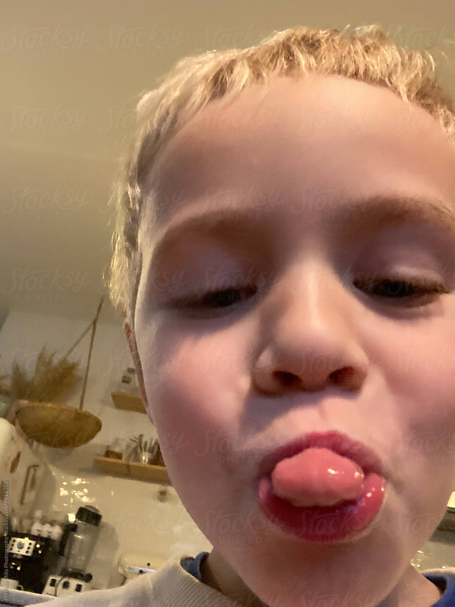 Boy discover selfie mode on phone