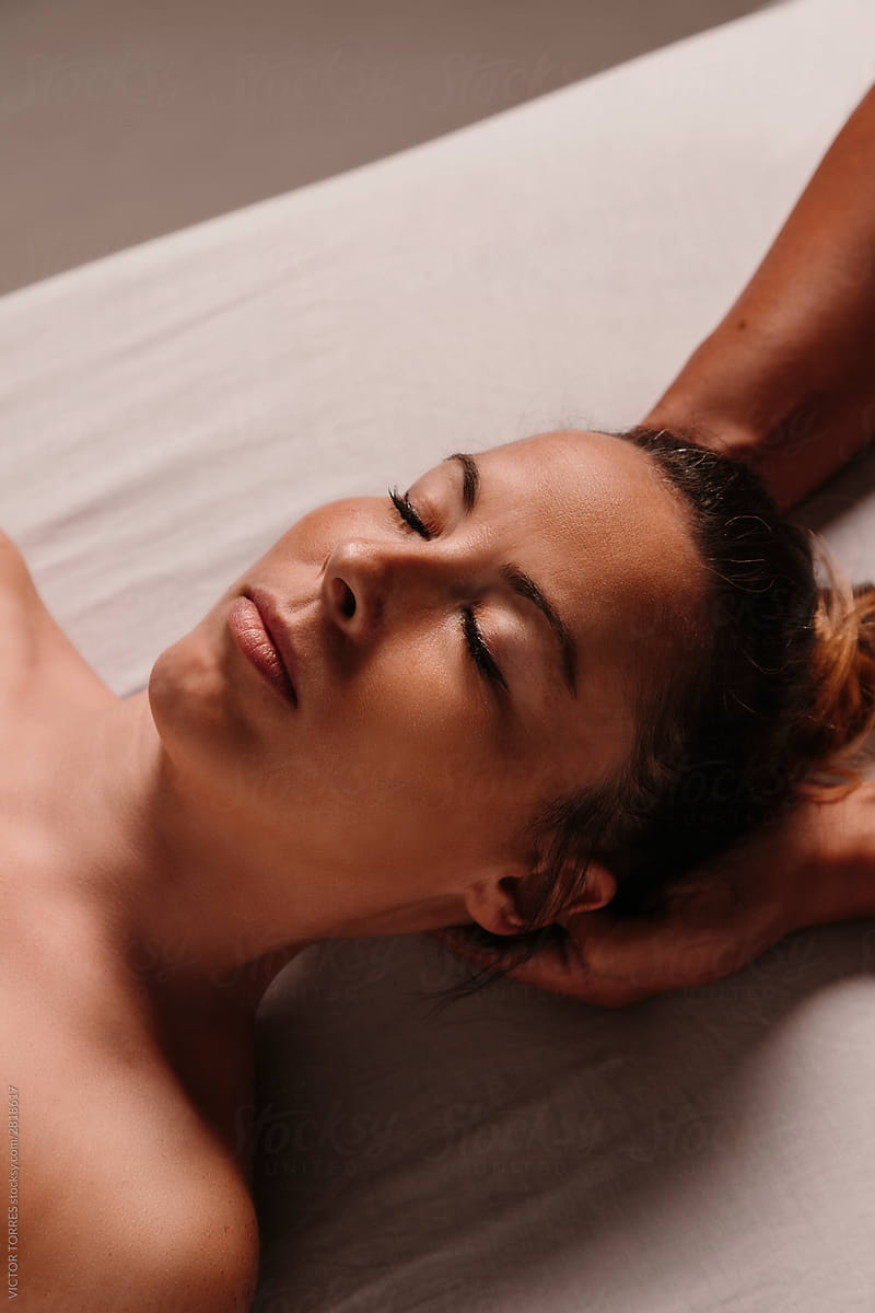 Physiotherapist applying reiki techniques on women\'s neck