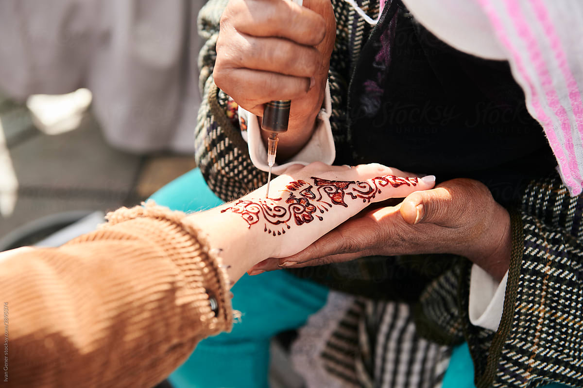 Premium Photo | Morocco, portrait of woman with henna tattoo on her hand  drinking glass of tea