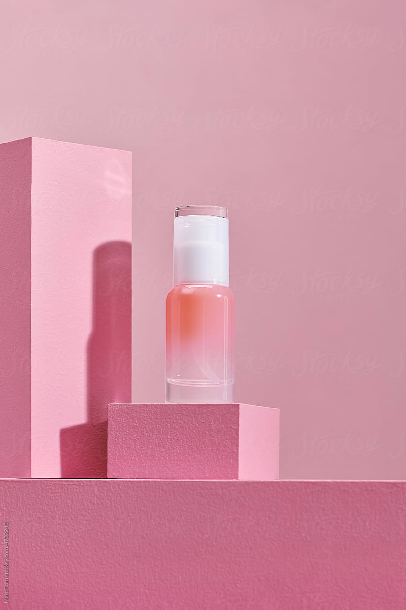 Cosmetic lotion bottle mockup on pink podium