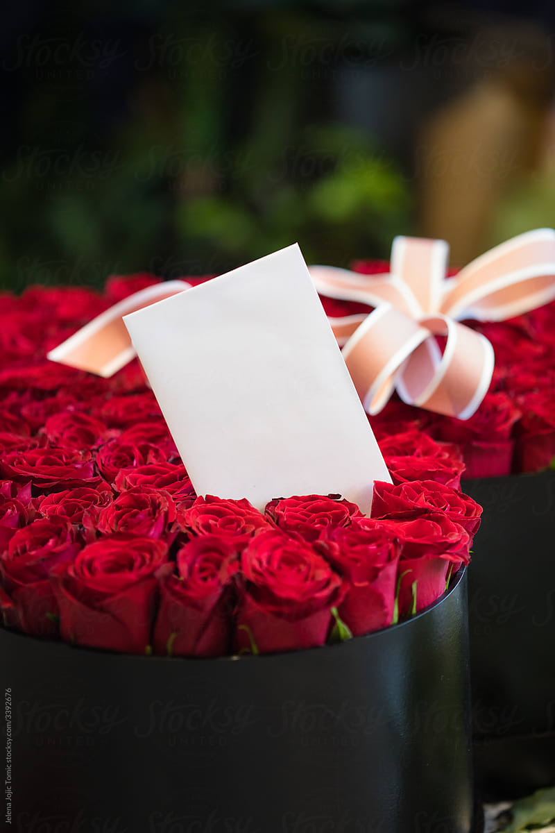 The plain white paper card in a 101 red roses bouquet