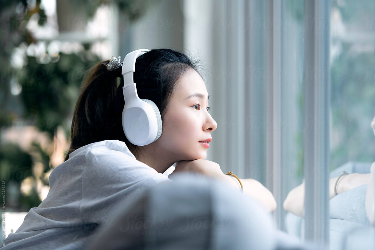 A Chinese beauty is listening to music on her mobile phone