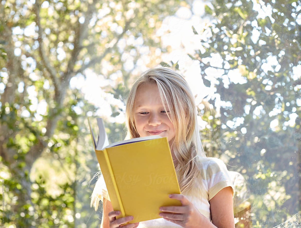 Подросток читает книгу. Чтение летом дети. Лето с книжкой. Подросток с книжкой. Книги для детей.