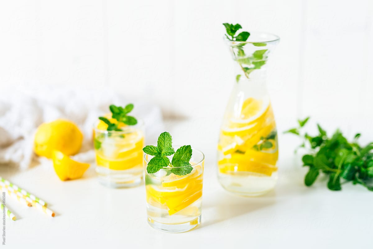 Summer drink: refreshing lemon infused water