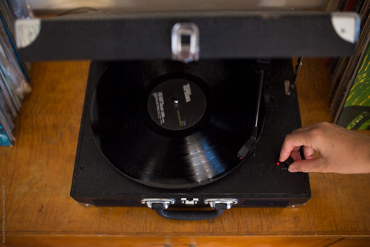 Adjusting the volume of a turntable