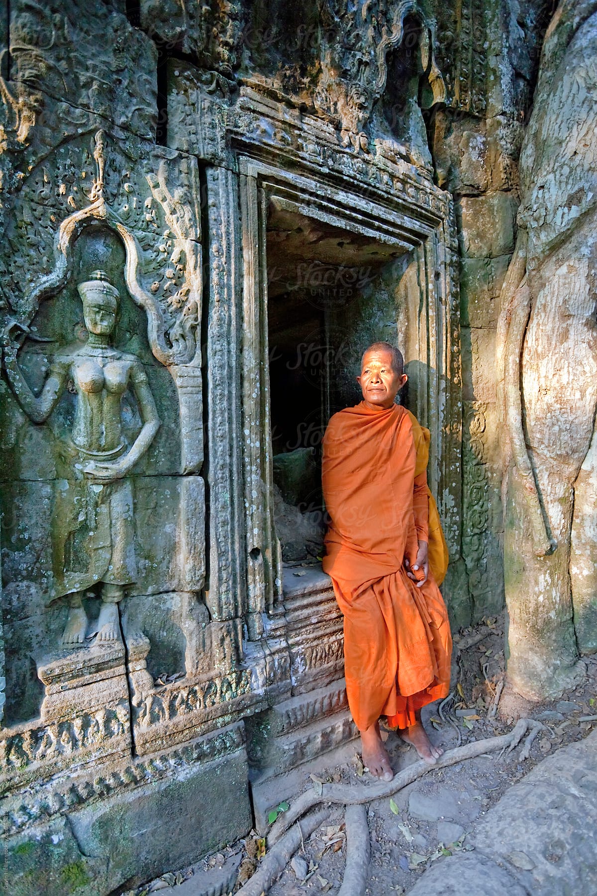 Monk in Ta Prohm Temple, Angkor, UNESCO World Heritage Site, Siem Reap, Cambodia, Indochina, Asia