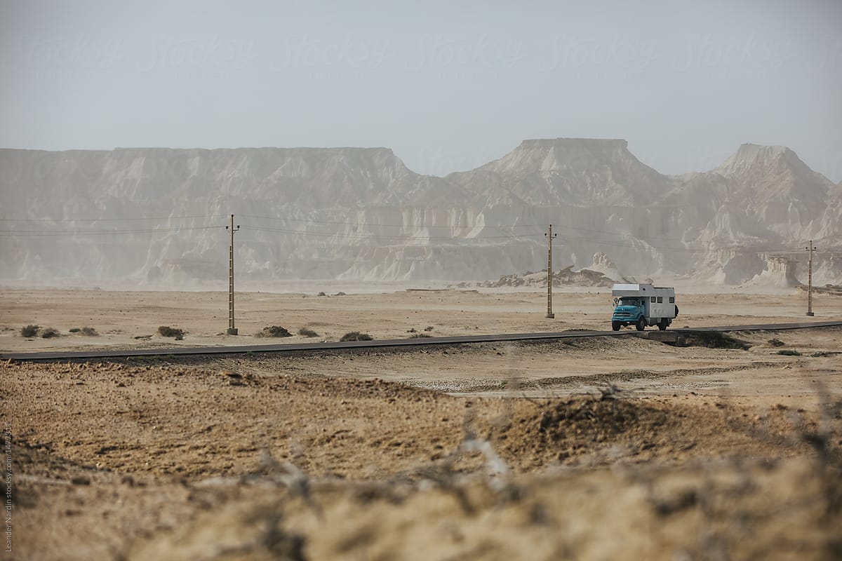 expedition vehicle in iranian desert