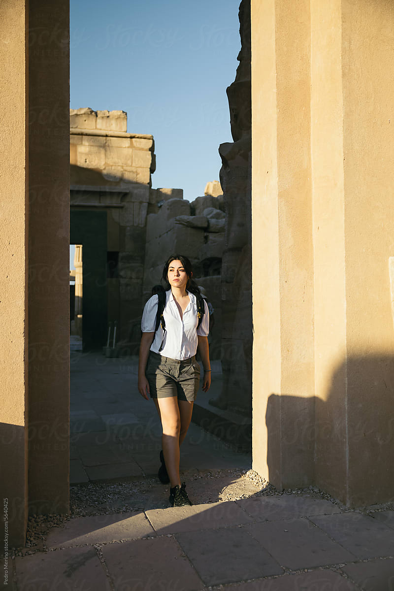 Backpacker woman at the Karnak Temple (Luxor, Egypt).