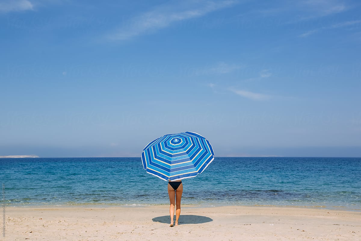 «woman Walking With The Beach Umbrella To The Sea Del Colaborador De