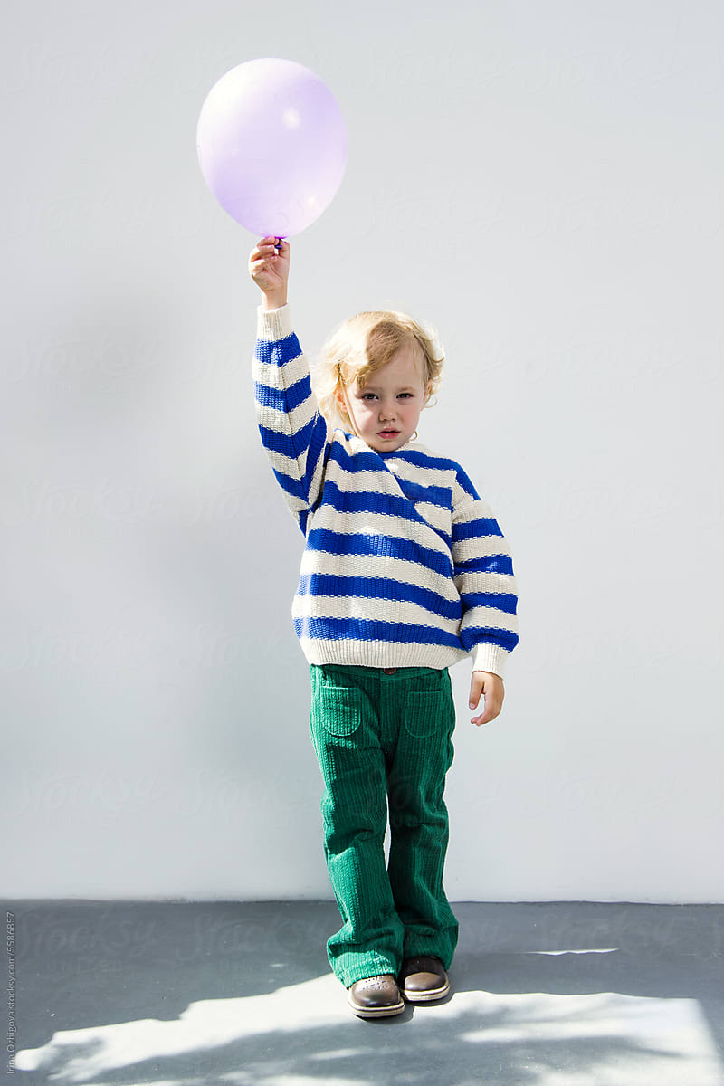 cute kid with a balloon indoor
