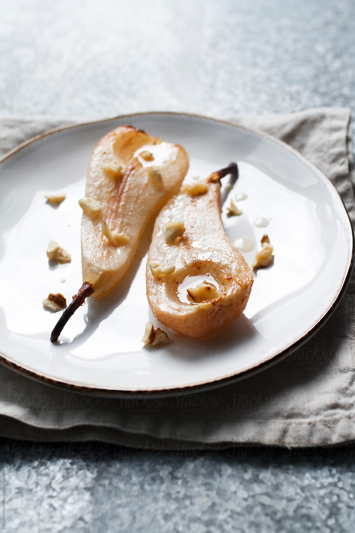 Baked pears with honey and walnuts