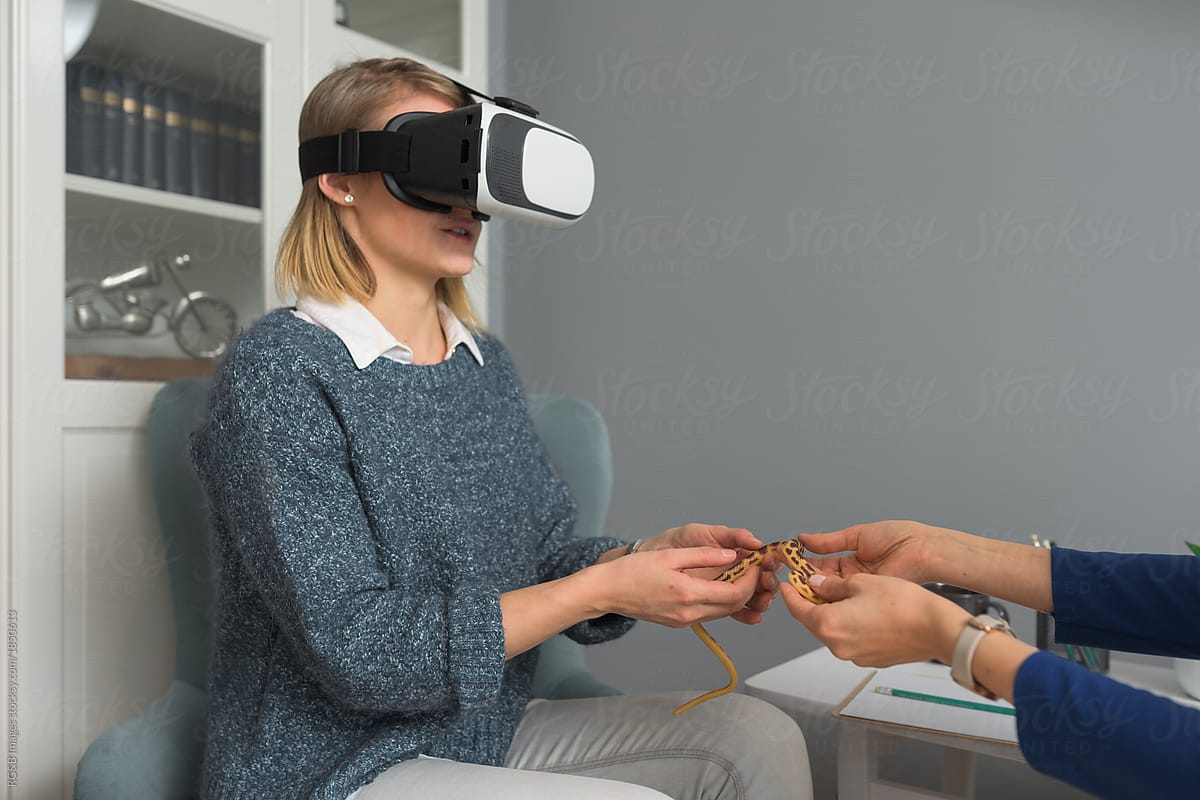 Female patient with vr goggles defeating her reptile phobia