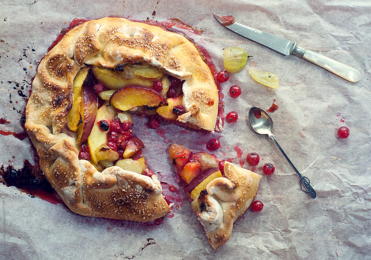 Crust Pie with peaches and berries
