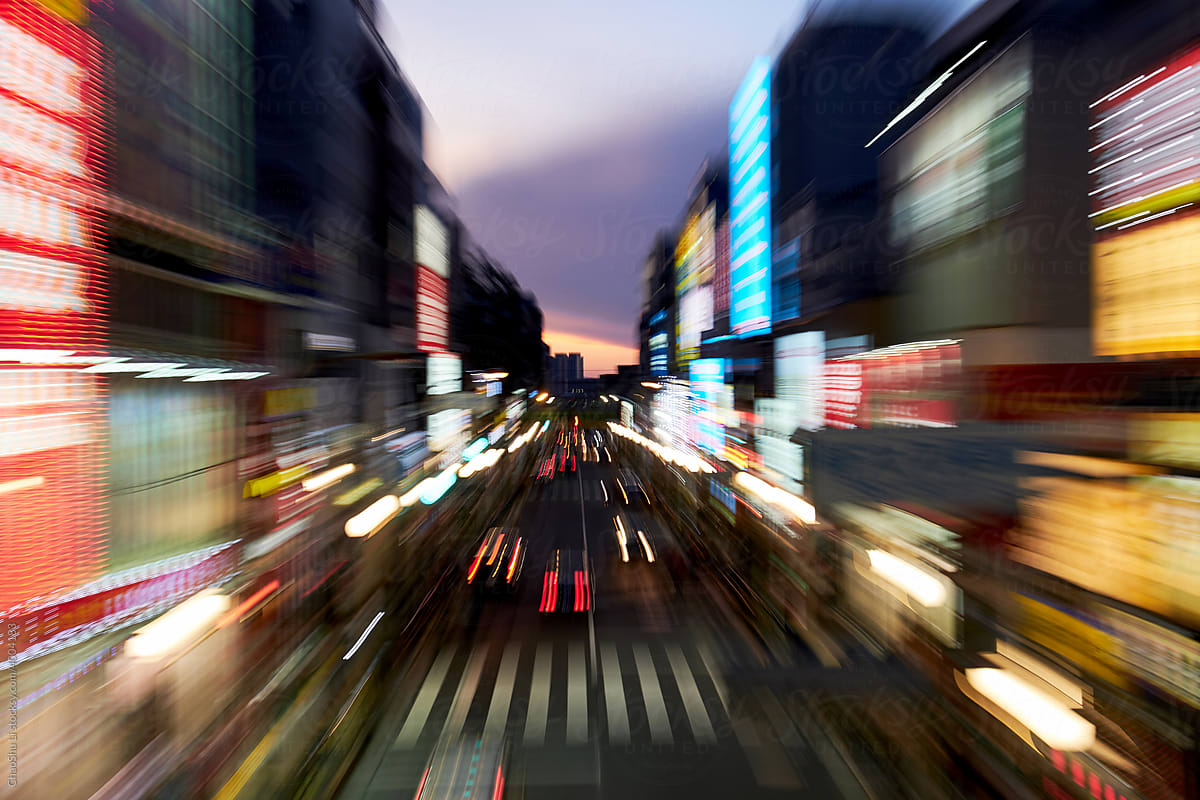 The evening scenery of Japan\'s bustling business district is vague and abstract