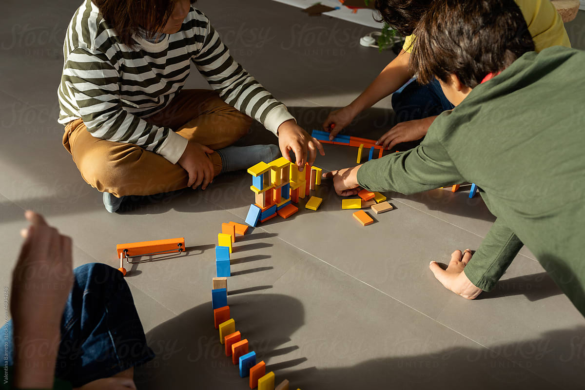 Children doing circuit with dominoes on a playdate