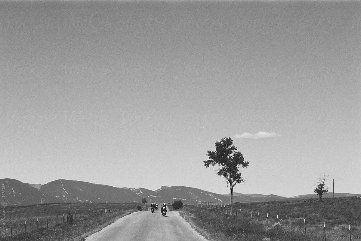 vintage minimal photo black and white road landscape motorbikes