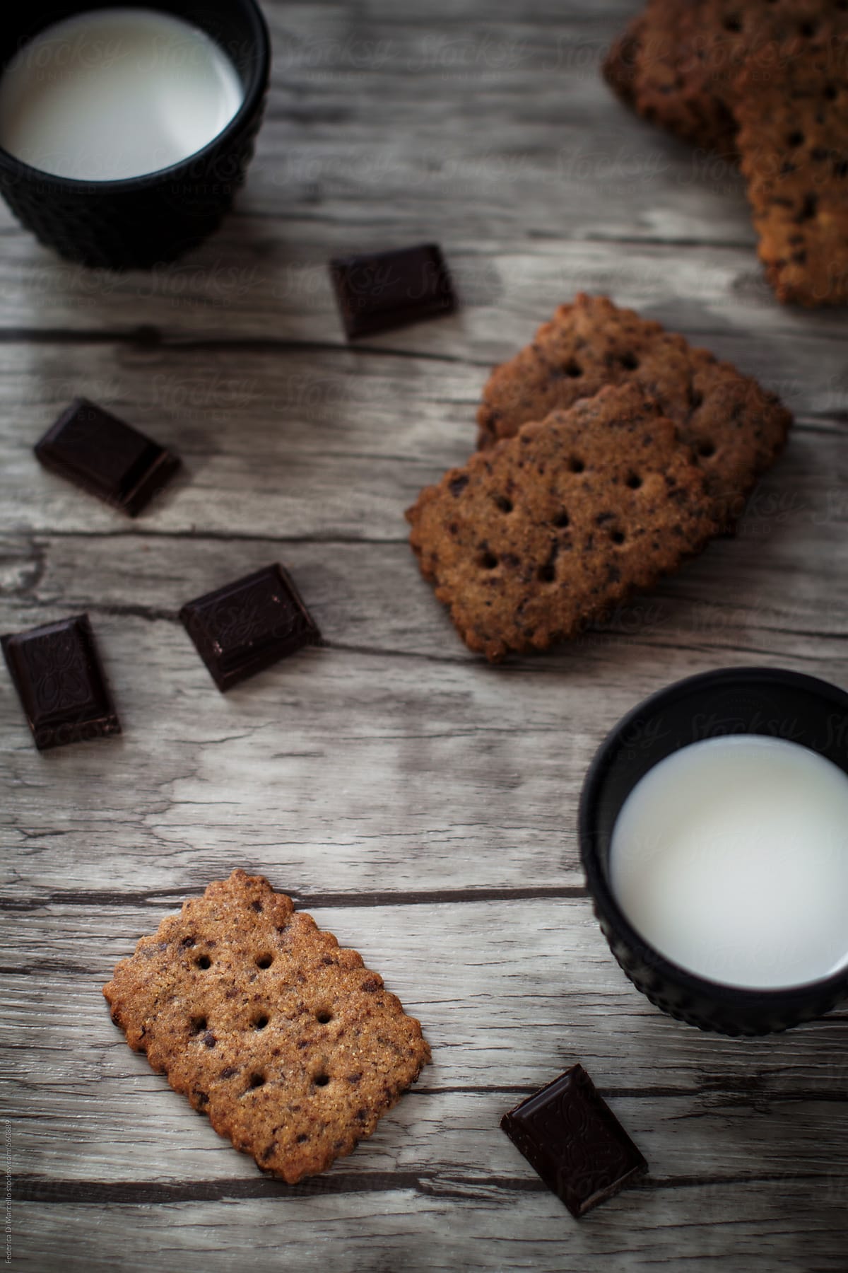 Crunchy dark chocolate cookies