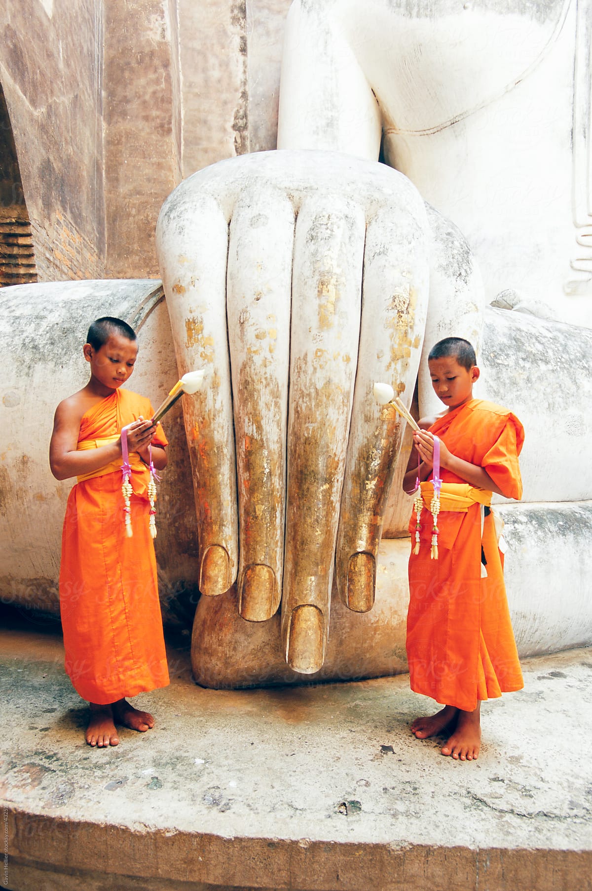 Novice monks and Phra Atchana Buddha statue, Wat Si Chum, Sukhothai, UNESCO World Heritage Site, Sukhothai Province, Thailand, Asia