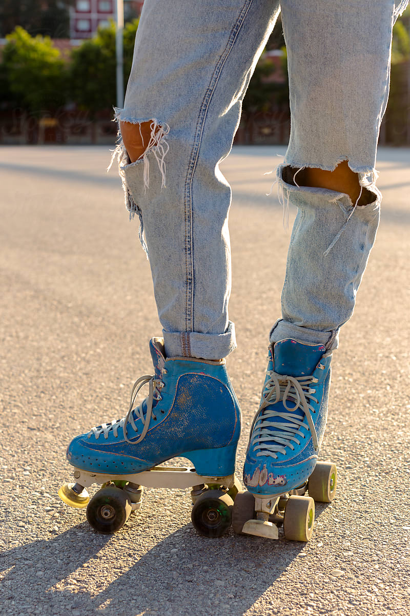 Grunge-style jeans and vintage roller skates