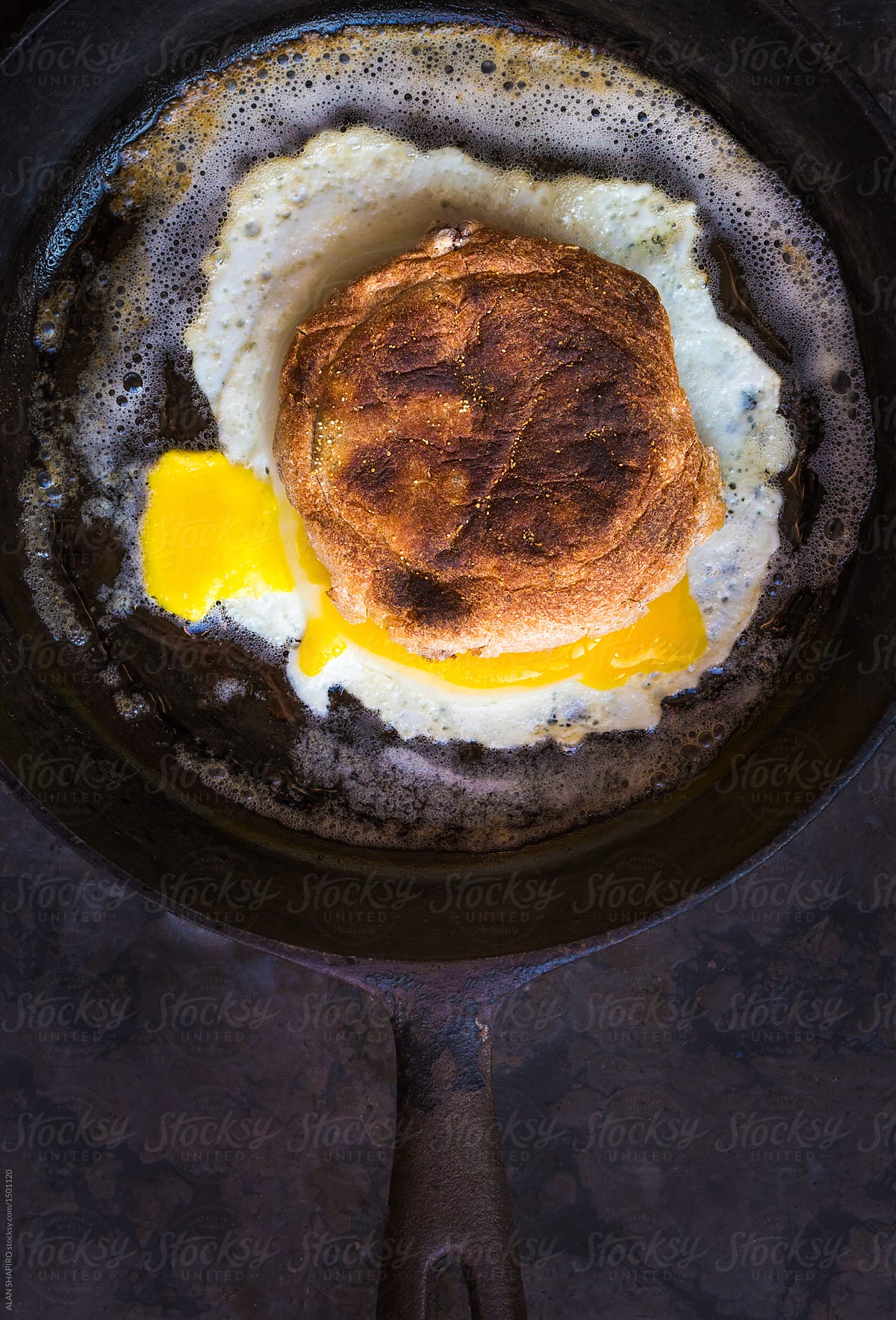 «Solar Eclipse Breakfast Sandwich» del colaborador de Stocksy «ALAN
