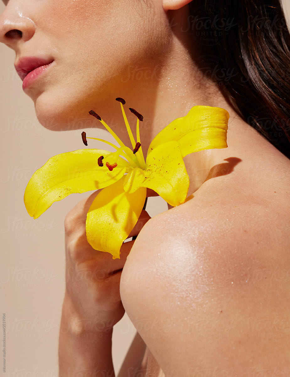 Nude shoulder with flower