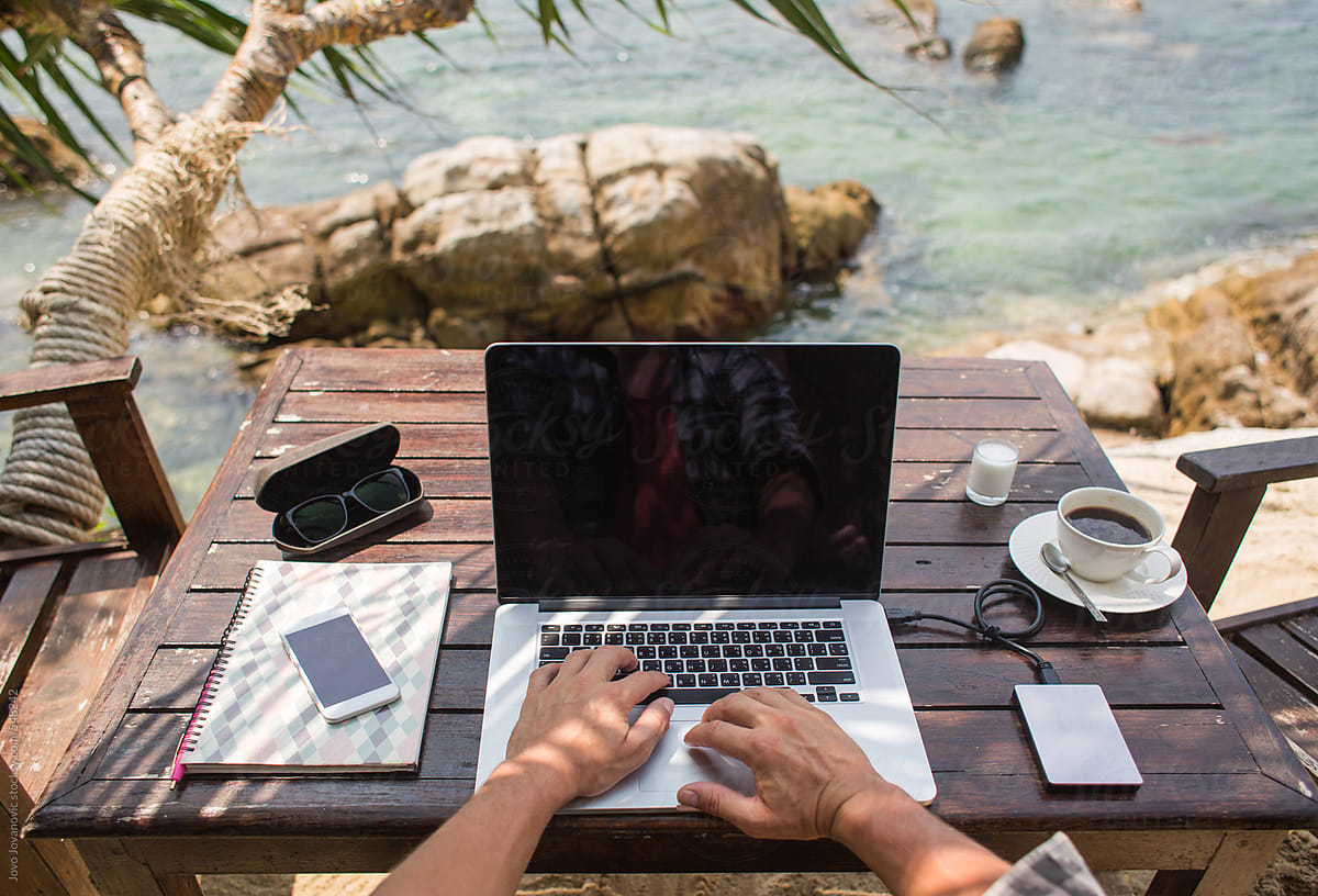 С ноутбуком на море. Человек с ноутбуком на море. С ноутбуком на пляже. Путешествие с ноутбуком.