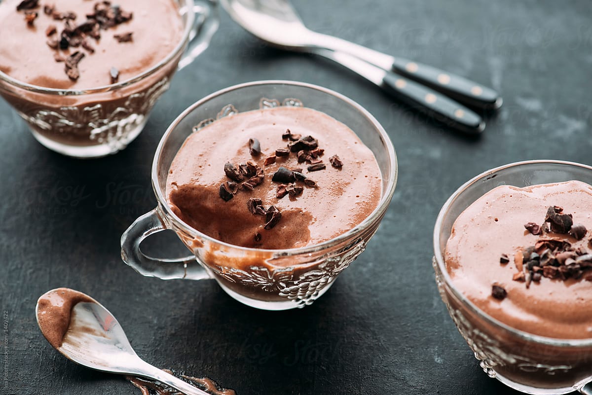 Food: chocolate pudding with cacao nibs, vegan