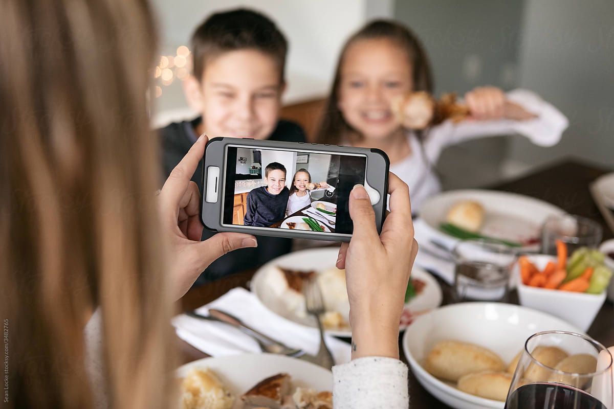 Thanksgiving: Mother Takes Phone Photo Of Kids