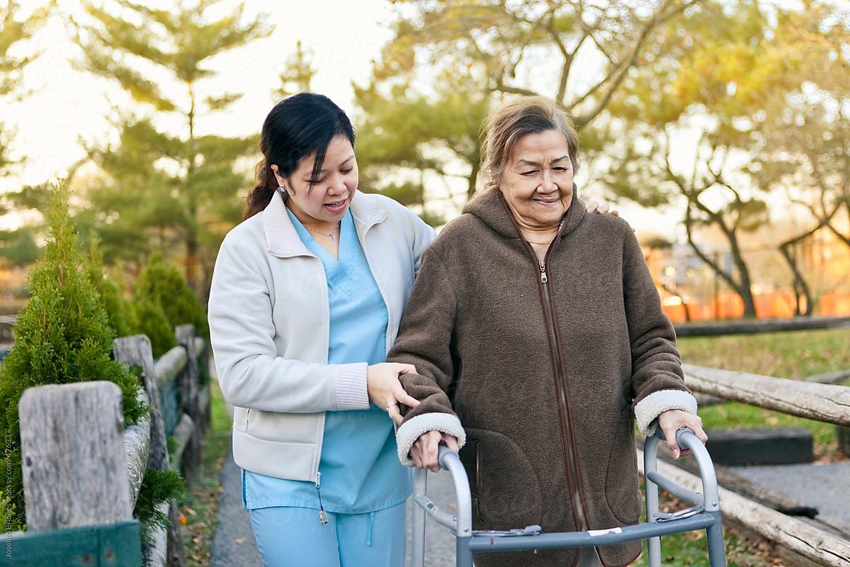 Homecare Nurse Helps Senior Citizen Patient Exercise Del Colaborador