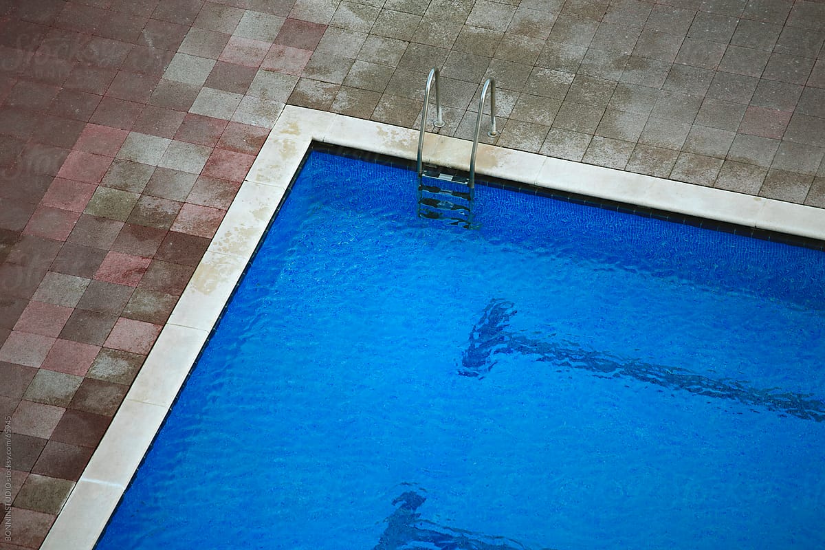 Aerial View Of A Swimming Pool Del Colaborador De Stocksy