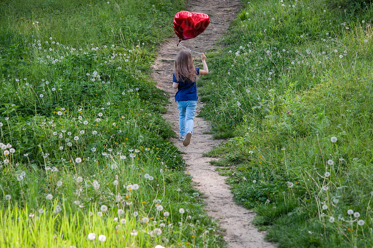 The little girl with an inflatable red heart