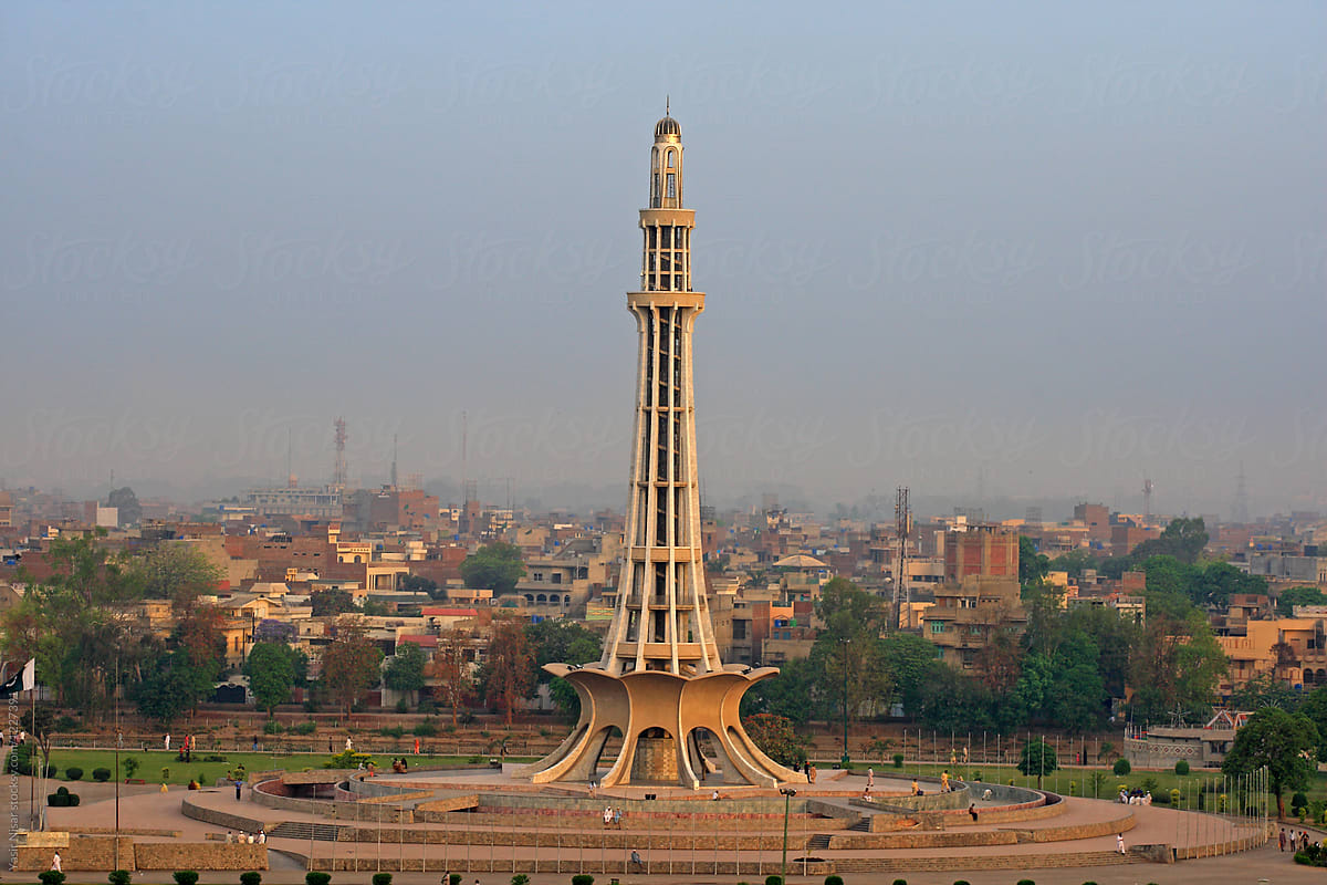 the famous landmark of Lahore Minar-e-Pakistan