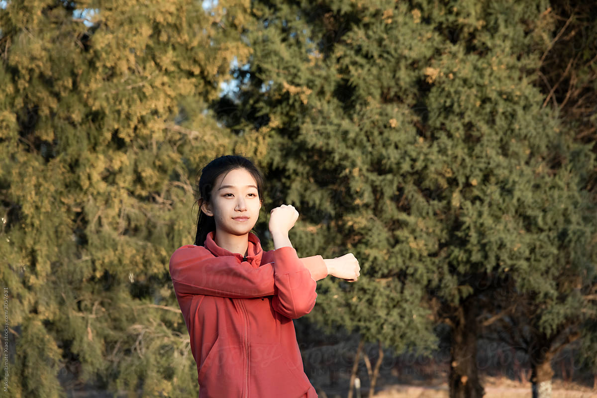 A Chinese beauty is doing stretching before running