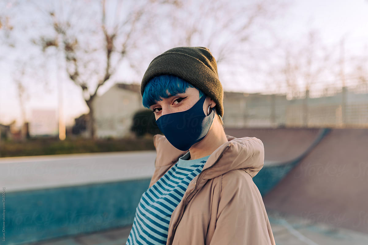 Urban woman with face mask.