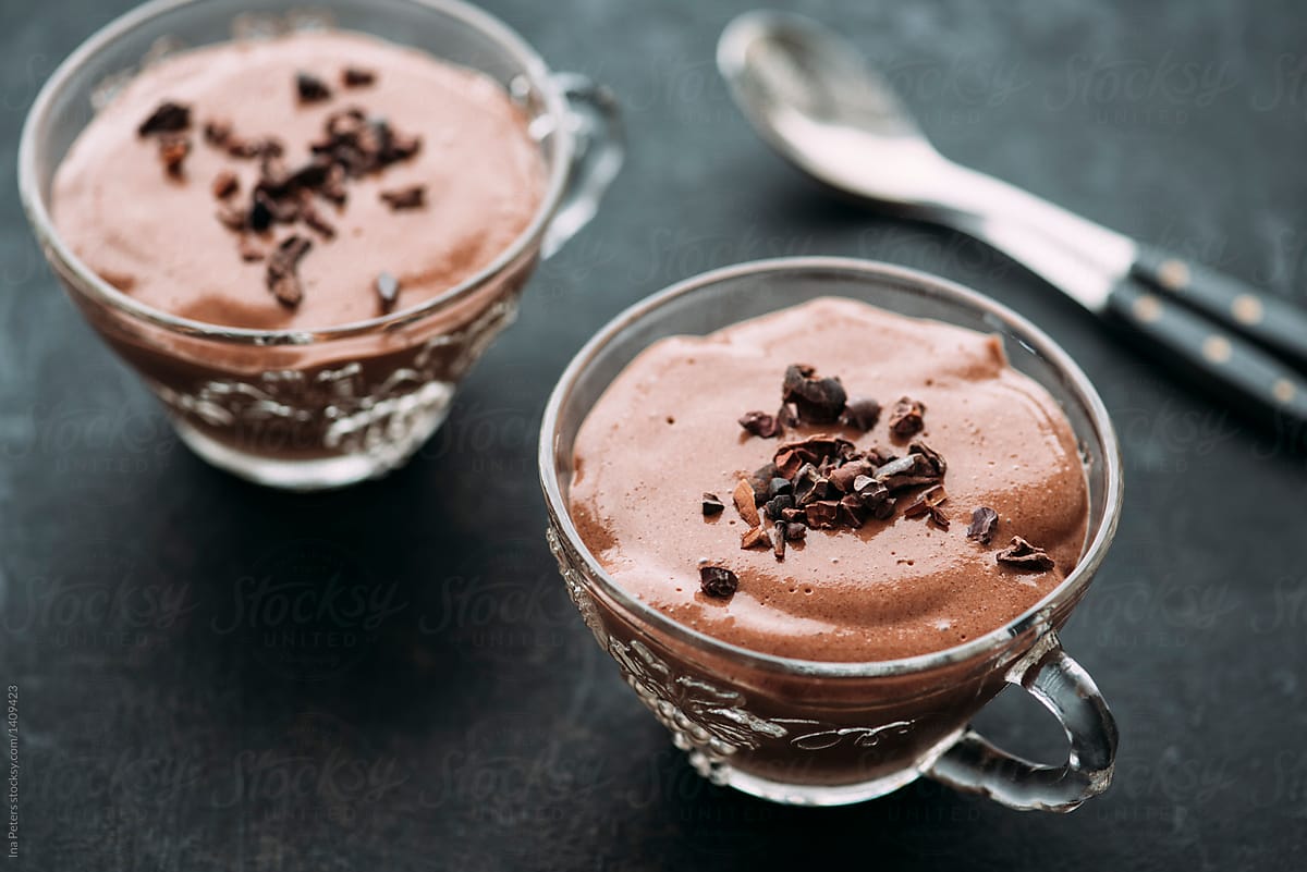 Food: chocolate pudding with cacao nibs, vegan