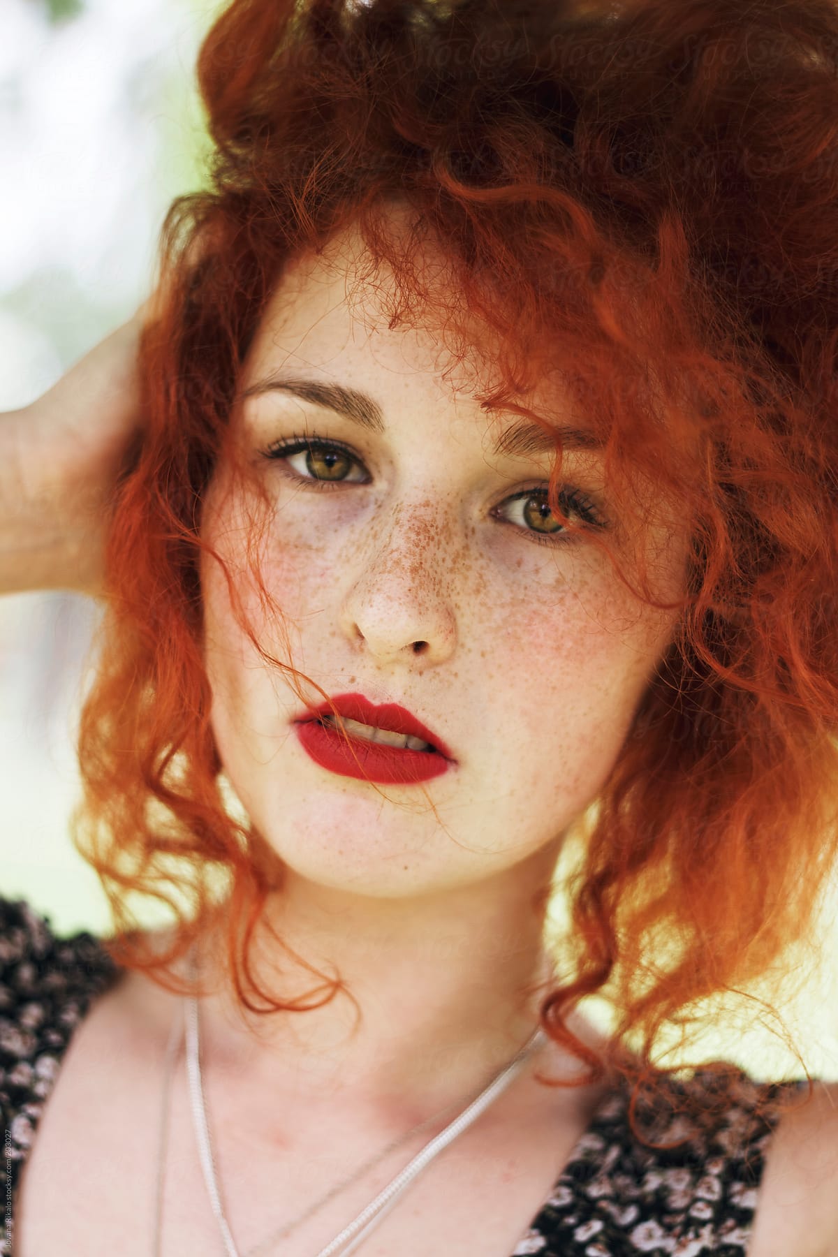 Portrait Of A Beautiful Ginger Haired Woman Del Colaborador De 
