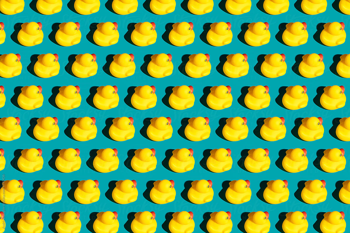 Pattern with yellow toy bath ducks.