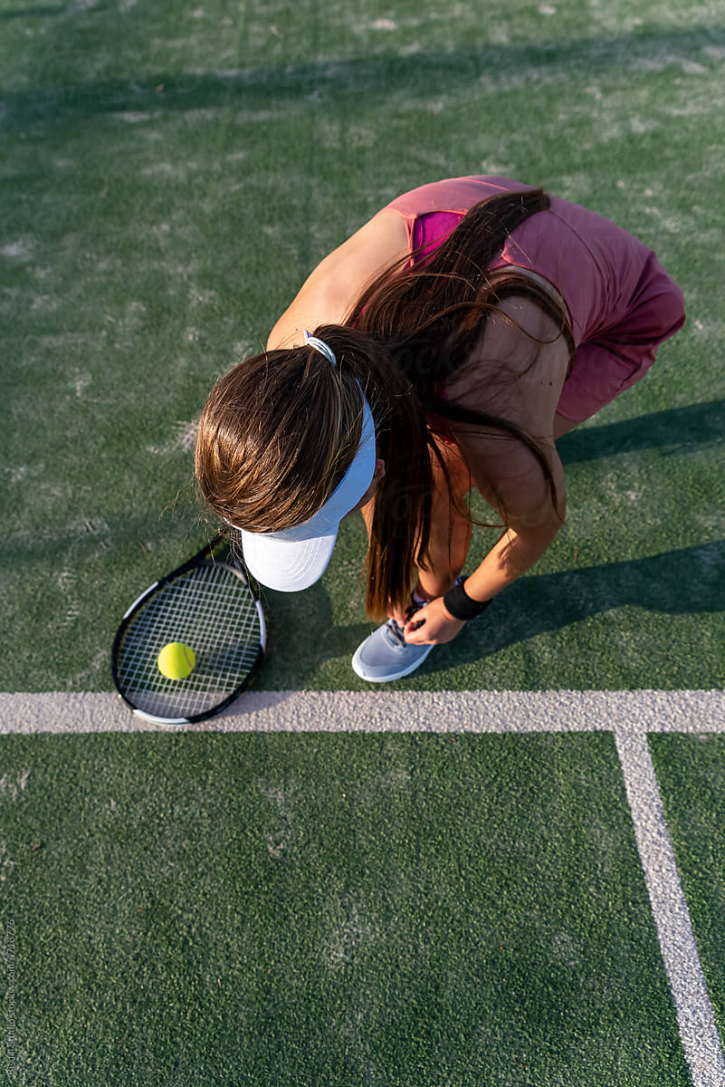 Tennis player preparing for training