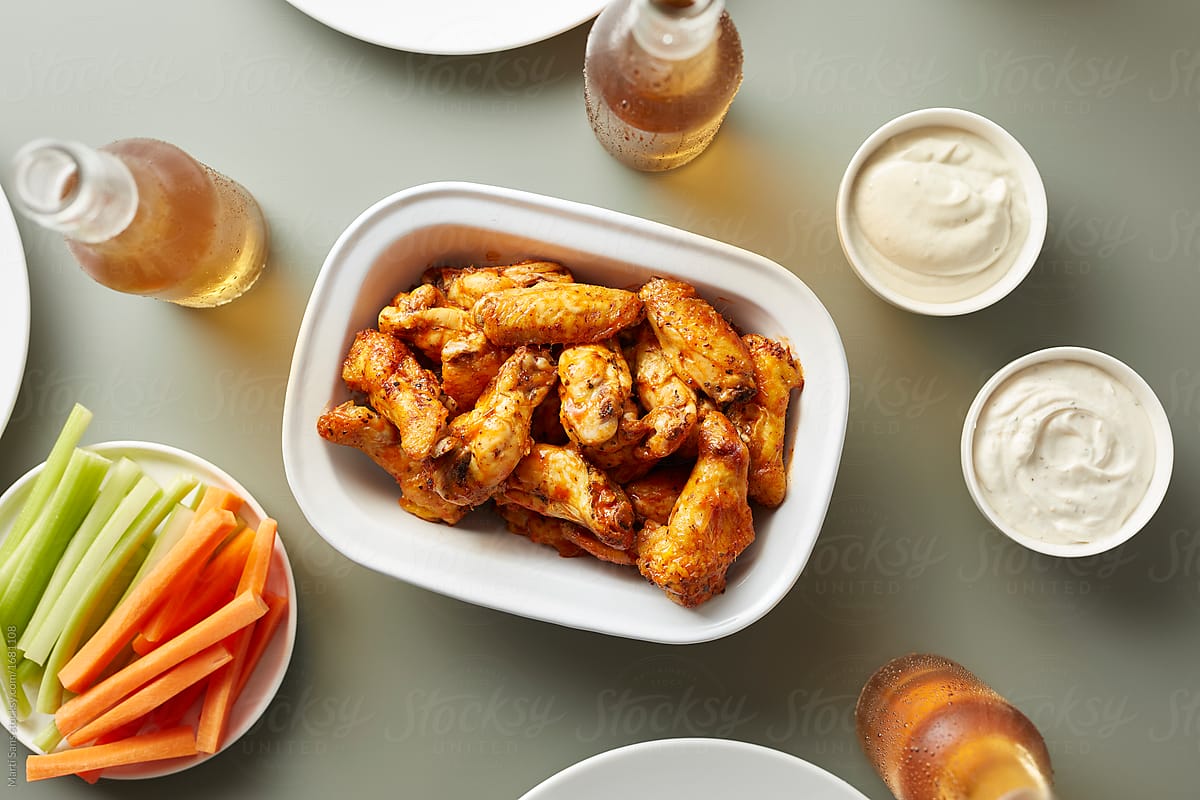 Chicken wings with crudites with  beer and sauce