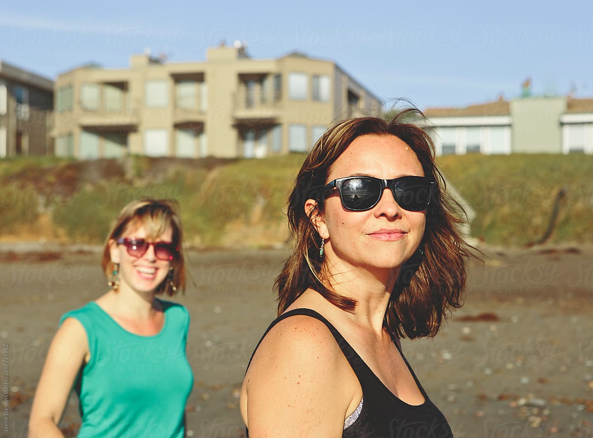 «female Friends At The Beach Del Colaborador De Stocksy «jayme Burrows