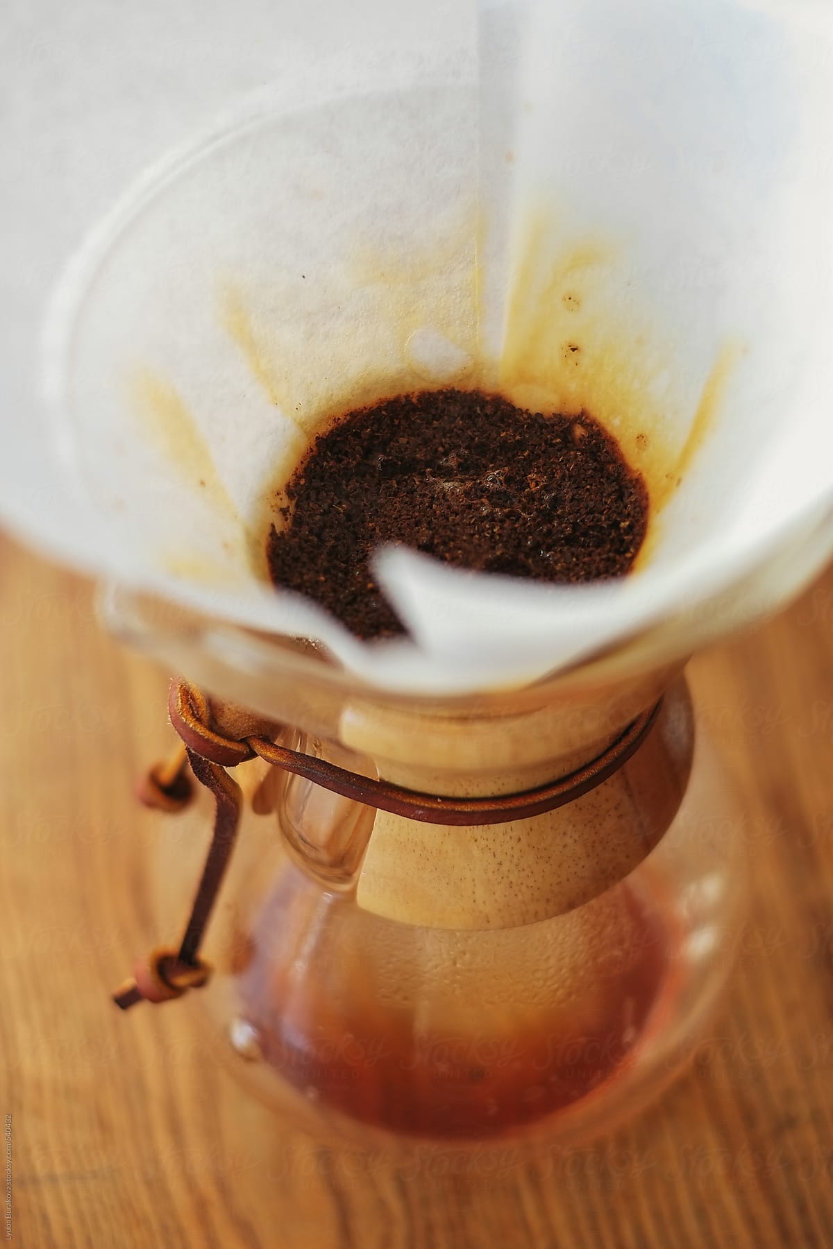 Preparing steaming filter coffee with chemex