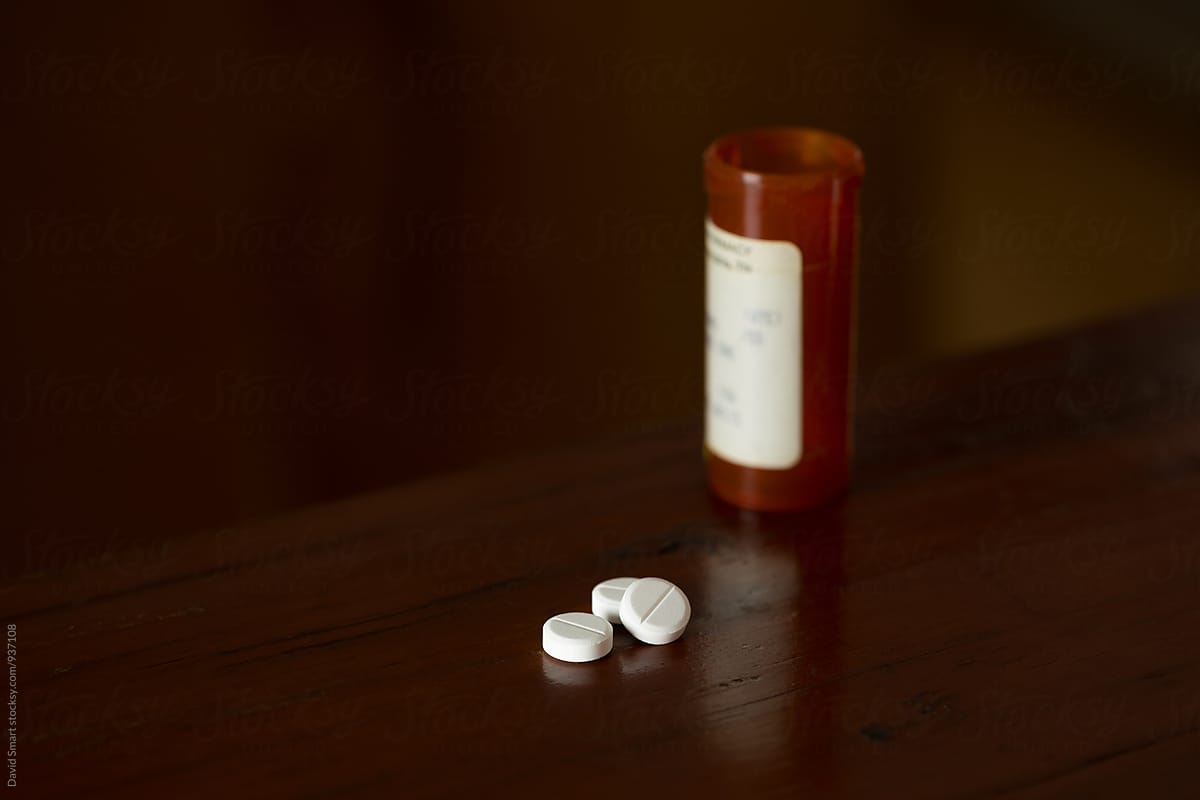 Prescription painkillers, oxycodone, lying on table