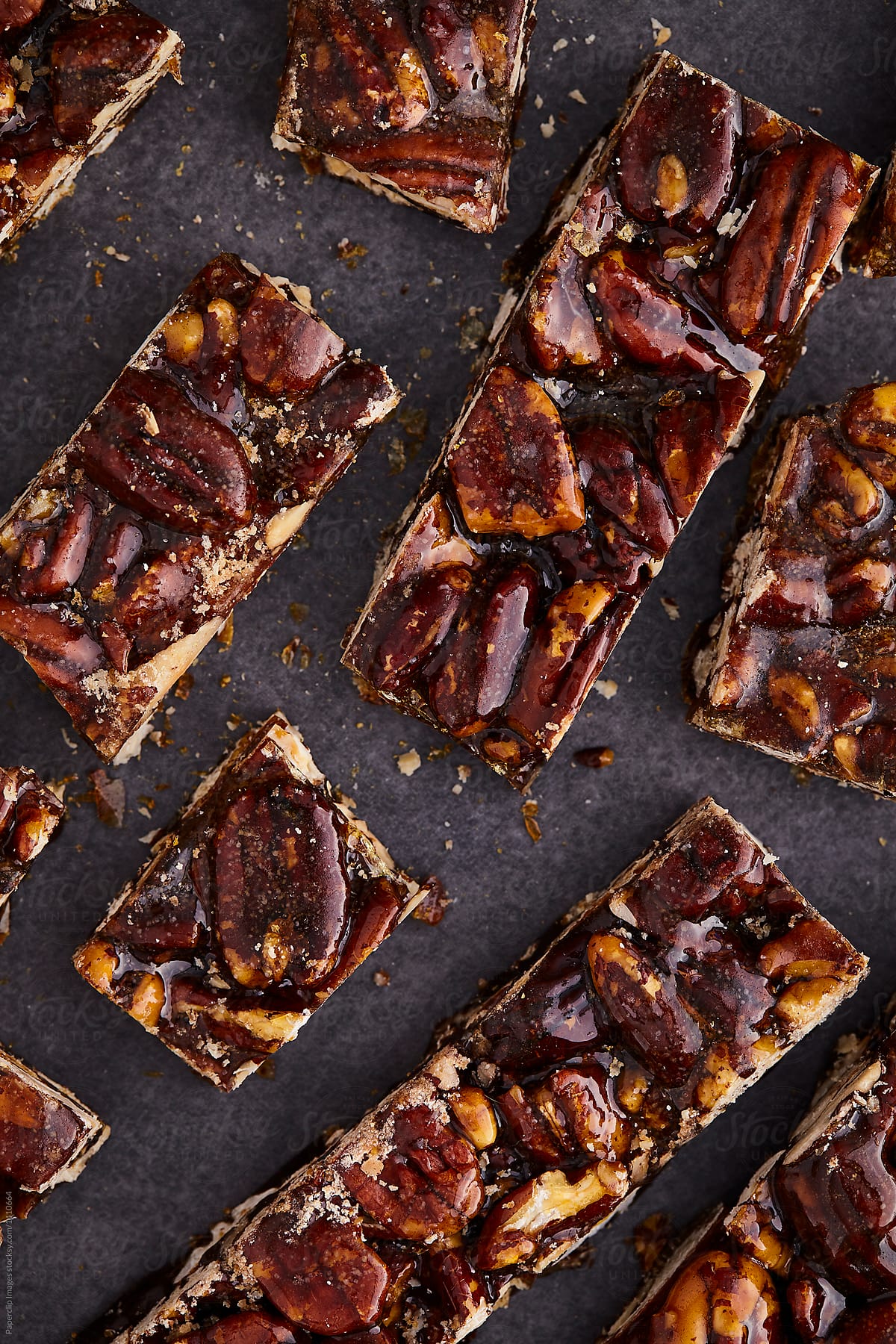 Crocant bars with pecan nuts