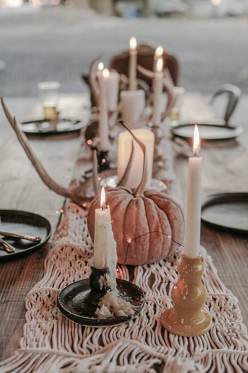natural elements decorate a festive fall table