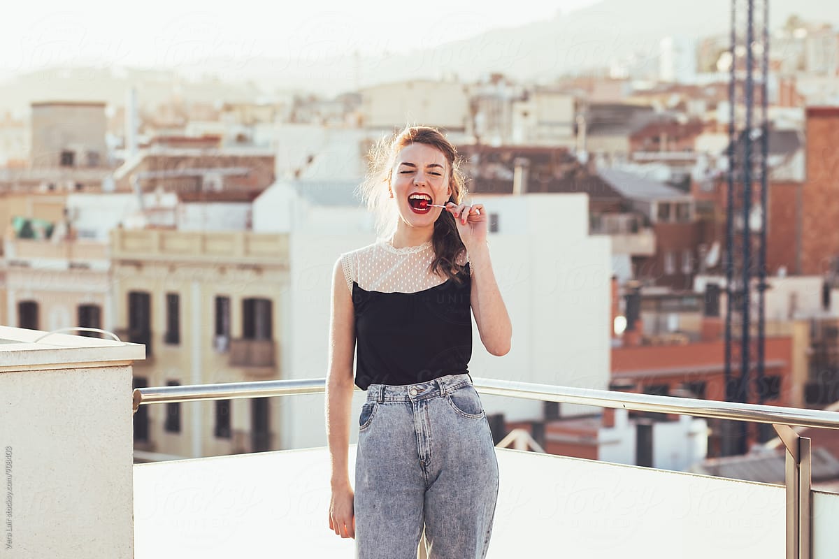 «portrait Of Beautiful Young Woman Eating A Candy Del Colaborador De