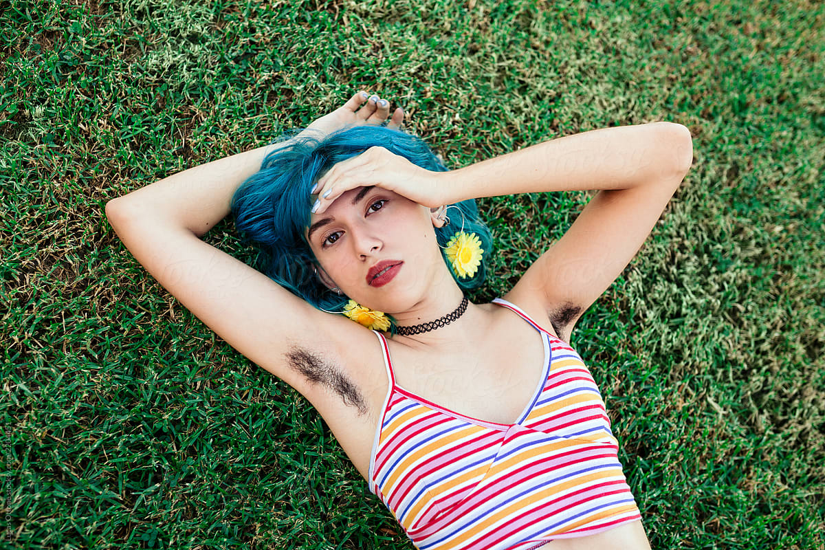 Teenager With Blue Hair And Hairy Armpits porLucas Ottone.