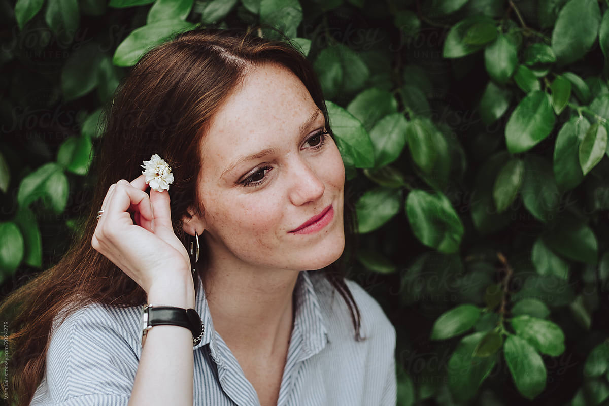 «portrait Of A Woman In Front Of Vegetal Wall Del Colaborador De